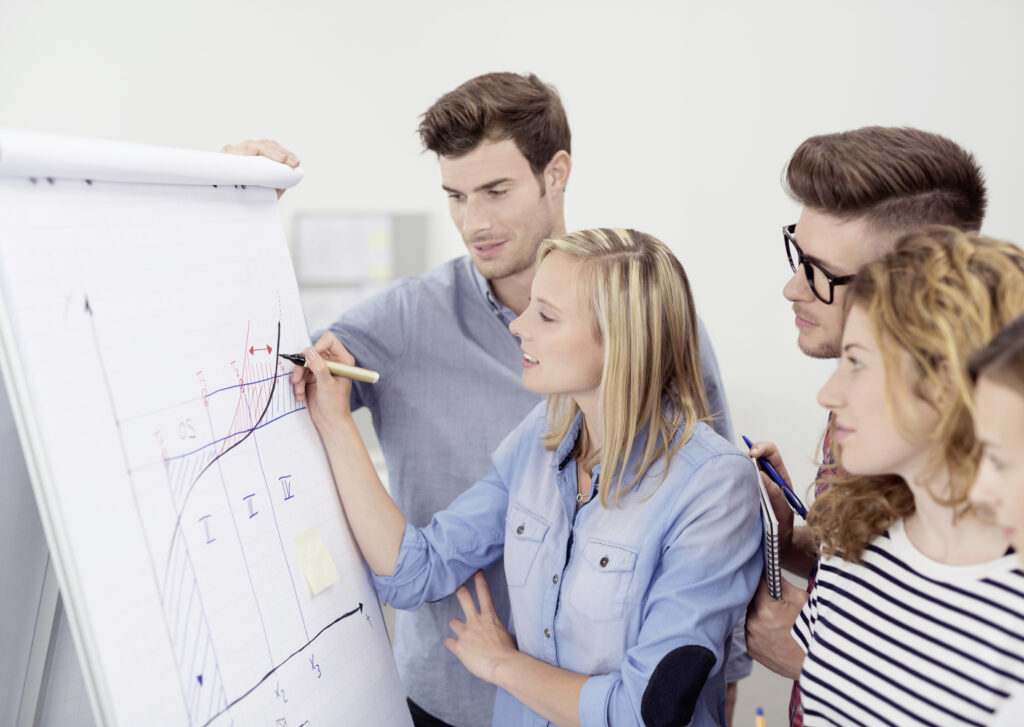bwl-studenten arbeiten zusammen am flipchart
