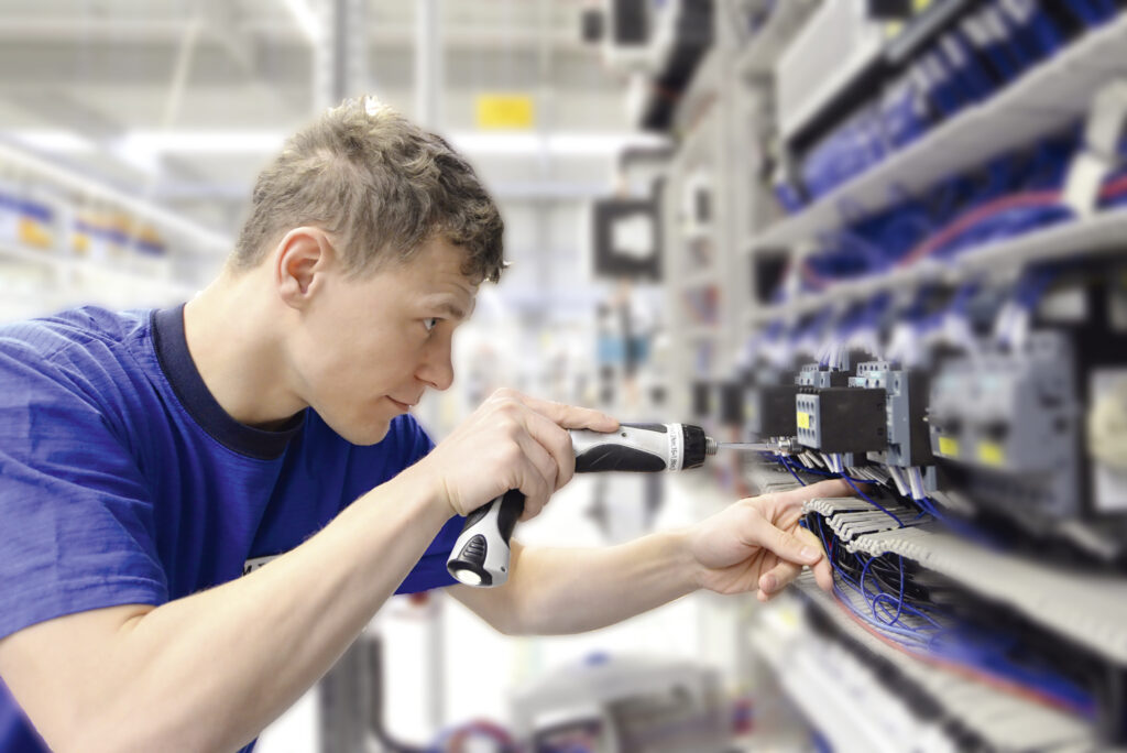 Elektroniker bei der Montage von Schaltschränken