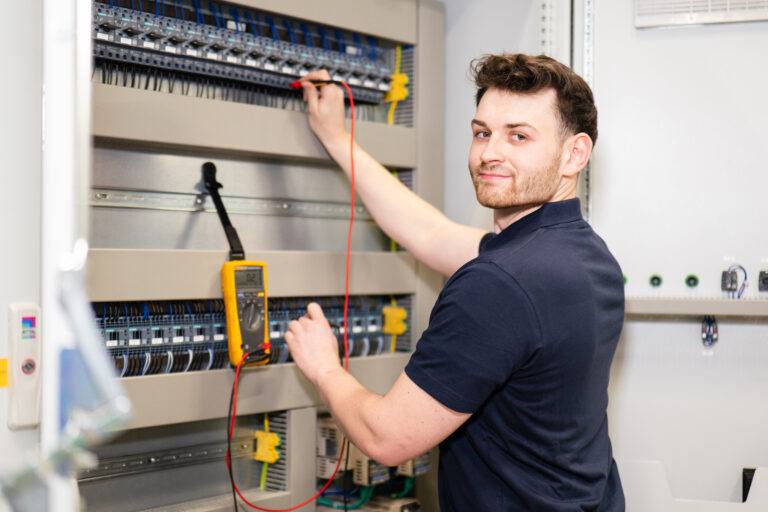 Bild Mitarbeiter der Elektronikabteilung bei Papier-Mettler