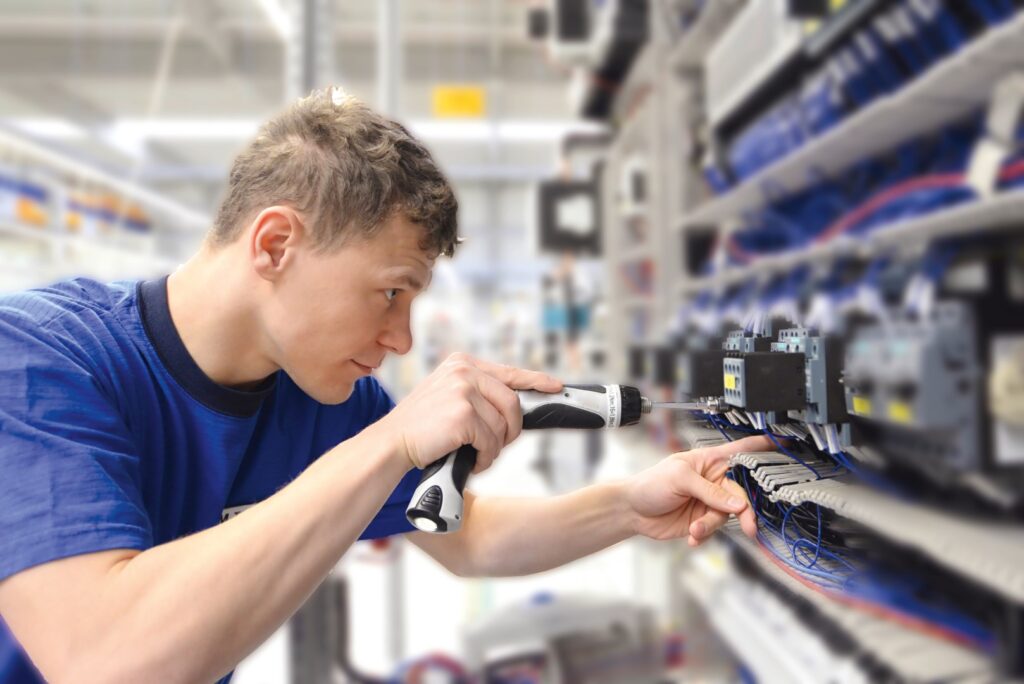 Bild Elektroniker bei der Montage von Schaltschränken