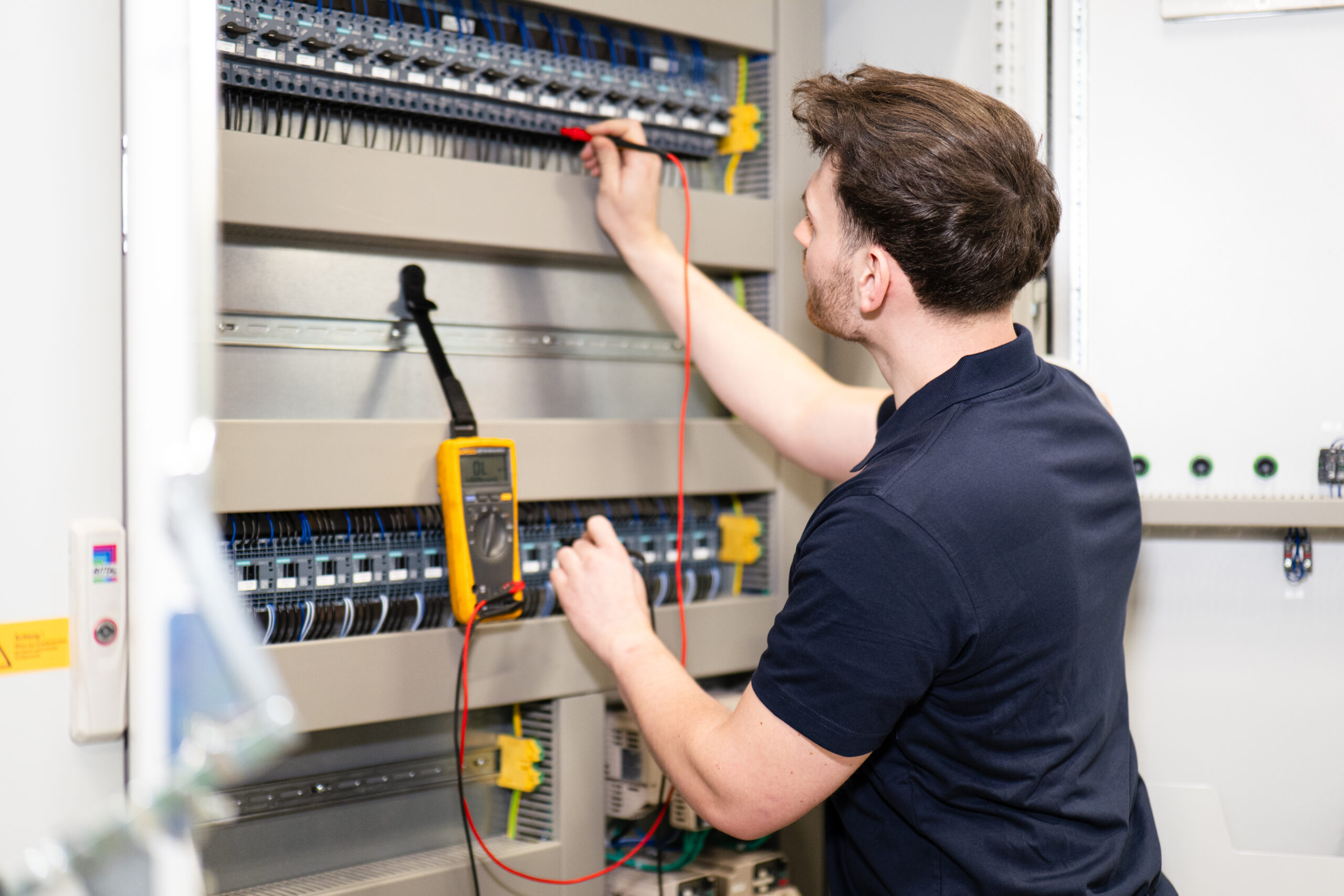 Bild Mitarbeiter der Elektronikabteilung bei Papier-Mettler