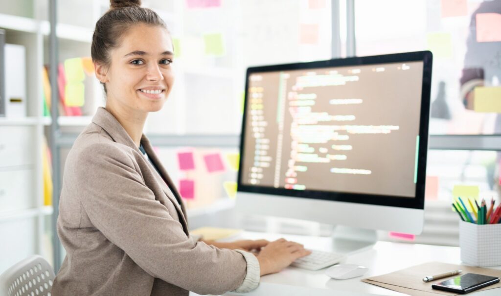 Wirschaftsinformatikerin, Frau am PC